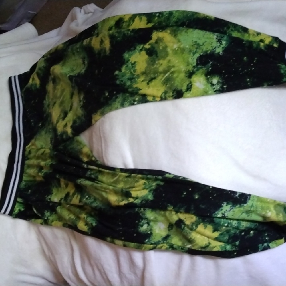 Rue 21 pants with side pockets. Elastic built in waist band .